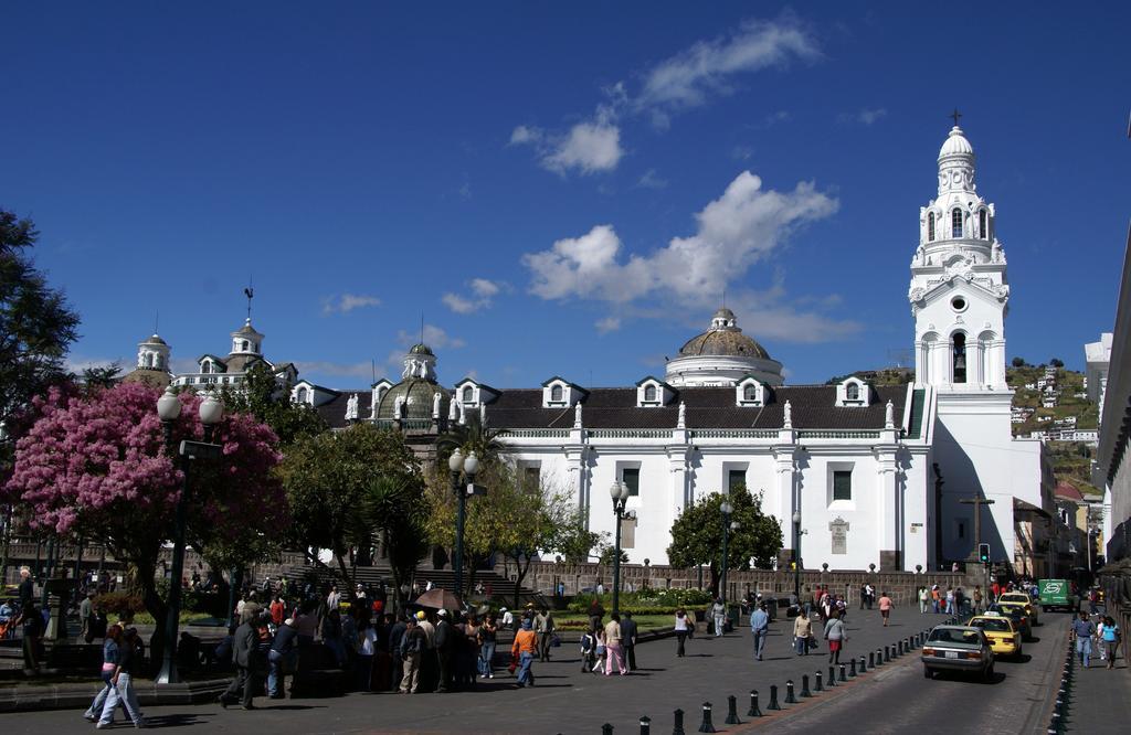 Hotel Interamericano Quito Exterior photo